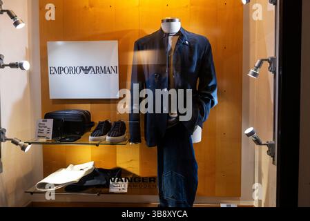 Salisburgo, Austria - 2 aprile 2025: Mostra di Emporio Armani, negozio di abbigliamento di lusso in una strada commerciale a Salisburgo, Austria Foto Stock