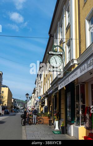 Salisburgo, Austria - 2 aprile 2025: Linzer Gasse, via dello shopping con gente nel centro storico di Salisburgo, Austria Foto Stock