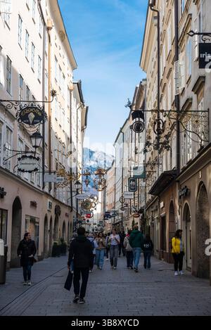 Salisburgo, Austria - 2 aprile 2025: Getreidegasse, via dello shopping con gente intorno alla città vecchia di Salisburgo, Austria Foto Stock