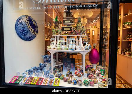 Salisburgo, Austria - 2 aprile 2025: Esposizione di un negozio di caramelle con cioccolato e uova di Pasqua o uova pasquali in una strada commerciale di Salisburgo, Austria Foto Stock