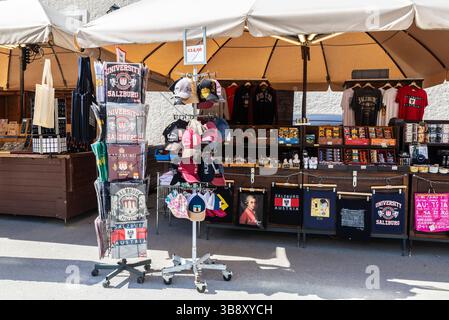 Salisburgo, Austria - 2 aprile 2025: Esposizione di un negozio di souvenir in una strada commerciale di Salisburgo, Austria Foto Stock