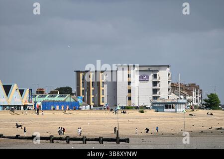 505 maggio 2025. Premier Inn Hotel con la spiaggia in primo piano a Southend on Sea, città di Southend. REGNO UNITO. Foto Stock