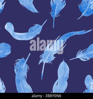Effetto acquerello senza cuciture piume blu su sfondo blu scuro viola indaco Foto Stock