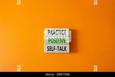 Sviluppare un simbolo positivo di autocomunicazione. Le parole concettuali sviluppano un dialogo positivo su blocchi di legno. Bellissimo sfondo giallo. Business e sviluppo di positi Foto Stock