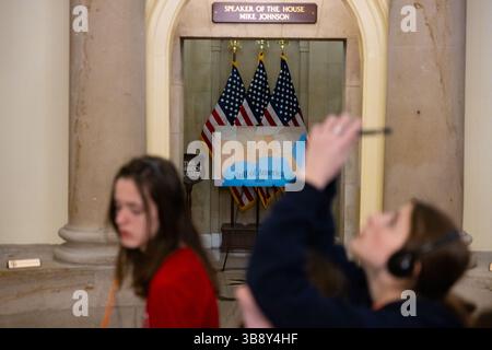 Washington, Stati Uniti. 8 maggio 2025. I turisti passano davanti a una mostra del "Golfo d'America" di fronte all'ufficio del presidente Mike Johnson a Capitol Hill giovedì 8 maggio 2025 a Washington DC. Foto di Anna Rose Layden/UPI credito: UPI/Alamy Live News Foto Stock