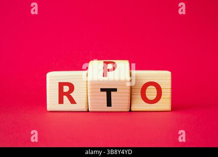 Simbolo RPO vs RTO. Cubi di legno con parole da RTO a RPO. Bellissimo sfondo rosso. concetto di business. Copia spazio Foto Stock