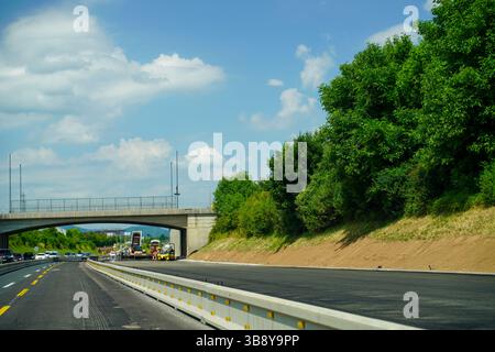 Sezione autostradale chiusa con asfalto appena posato Foto Stock