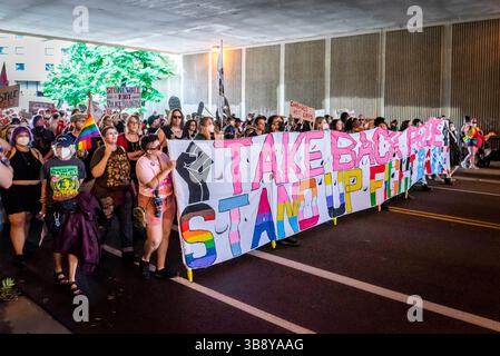 25 giugno 2023, Minneapolis, Minnesota, Stati Uniti: I manifestanti portano un grande striscione con la scritta "Take Back Pride - Stand Up Fight Back". In risposta all'influenza aziendale e della polizia sulla celebrazione del Twin Cities Pride, la Take Back Pride Coalition organizzò la sua protesta annuale. Il gruppo marciò lungo Hennepin Avenue e terminò a Loring Park. Foto Stock