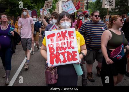 25 giugno 2023, Minneapolis, Minnesota, Stati Uniti: Un manifestante porta un cartello con la scritta "Take Back Pride". In risposta all'influenza aziendale e della polizia sulla celebrazione del Twin Cities Pride, la Take Back Pride Coalition organizzò la sua protesta annuale. Il gruppo marciò lungo Hennepin Avenue e terminò a Loring Park. Foto Stock