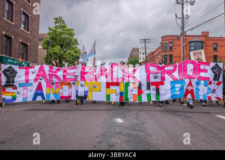 25 giugno 2023, Minneapolis, Minnesota, Stati Uniti: I manifestanti portano un grande striscione con la scritta "Take Back Pride - Stand Up Fight Back". In risposta all'influenza aziendale e della polizia sulla celebrazione del Twin Cities Pride, la Take Back Pride Coalition organizzò la sua protesta annuale. Il gruppo marciò lungo Hennepin Avenue e terminò a Loring Park. Foto Stock