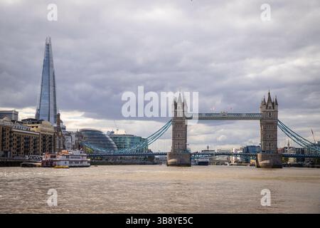 Tower Bridge e The Shard dal fiume Foto Stock