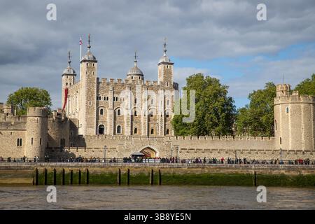 Torre di Londra dal fiume Foto Stock