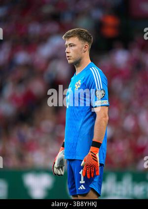 16 giugno 2023: Bailey Peacock-Farrell (Irlanda del Nord) guarda durante una partita di qualificazione al Campionato europeo UEFA 2023/2024 del gruppo H, Danimarca contro Irlanda del Nord, a Parken, Copenaghen, Danimarca. Kim Price/CSM (immagine di credito: © Kim Price/CSM tramite ZUMA Press Wire) Foto Stock
