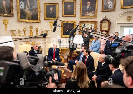Il presidente Donald Trump incontra il primo ministro canadese Mark Carney, martedì 6 maggio 2025, nell'ufficio ovale. C'è il vicepresidente JD Vance. (Foto ufficiale della Casa Bianca di Emily J. Higgins) Foto Stock