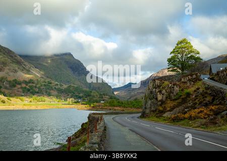 Pomeriggio primaverile al Llanberis Pass nel Parco Nazionale di Snowdonia, Galles. Foto Stock