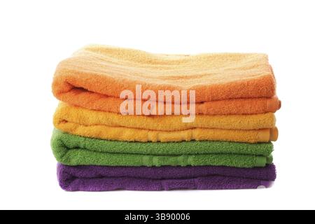 Pila di colorfull asciugamani isolato su bianco Foto Stock
