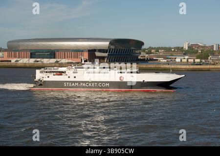 Traghetto veloce in corso sul fiume Mersey a Liverpool Foto Stock