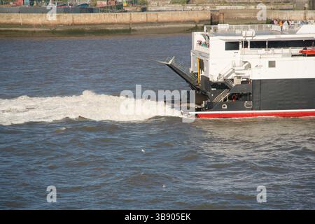Traghetto veloce in corso sul fiume Mersey a Liverpool Foto Stock