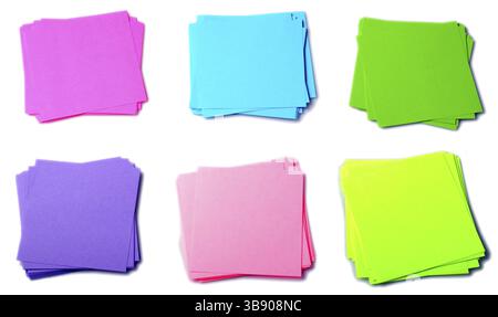 Pile di carta di vari colori come un arcobaleno isolato su bianco Foto Stock