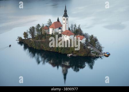Piccola isola con chiesa e monastero situata nel mezzo di un lago, Bled, Slovenia Foto Stock