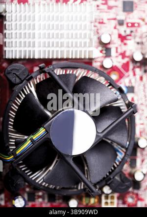 Dissipatore di calore per CPU da vicino sulla scheda madre del computer Foto Stock