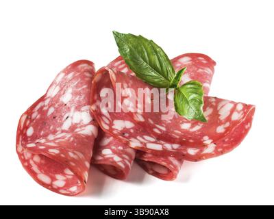 Salame tagliato a fette. Materie affumicate le fette di salsiccia isolati su sfondo bianco. Alcuni pezzi o più fette. Vista laterale di quattro fette di crudo salsiccia smocked wi Foto Stock