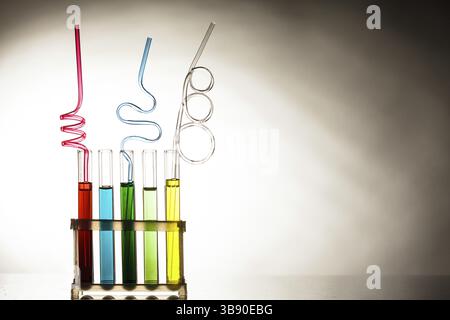 Cocktail in tubi di prova - alcool creativi i drink al bar Foto Stock