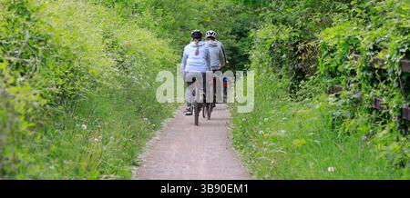 Gruppo di famiglie in bicicletta sull'Ely Trail, Cardiff, Galles del Sud. Preso il 2025 maggio della primavera festiva Foto Stock
