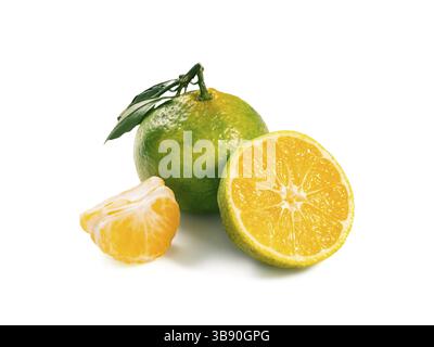 Verdi mandarini isolati su sfondo bianco. Perfetto tangerino verde maturo fresco con foglie, mezza e fettina di tangerini verdi isolati su bianco con cl Foto Stock