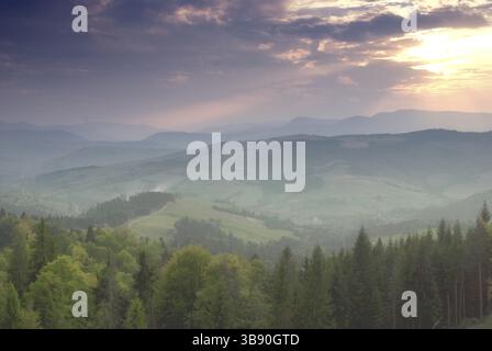 Un bellissimo cielo blu e le montagne dei Carpazi al tramonto dopo la pioggia Foto Stock