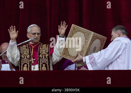 Vatikanstadt, Vaticano. 8 maggio 2025. Il neoeletto papa Leone XIV, l'americano Robert Prevost, appare sul balcone della Basilica di San Pietro in Vaticano dopo il conclave. Crediti: Oliver Weiken/dpa/Alamy Live News Foto Stock