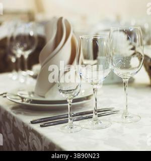 Il ristorante serve sul tavolo vicino fino Foto Stock