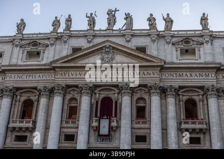 Vatikanstadt, Vaticano. 8 maggio 2025. Il neoeletto papa Leone XIV, l'americano Robert Prevost, appare sul balcone della Basilica di San Pietro in Vaticano dopo il conclave. Crediti: Oliver Weiken/dpa/Alamy Live News Foto Stock