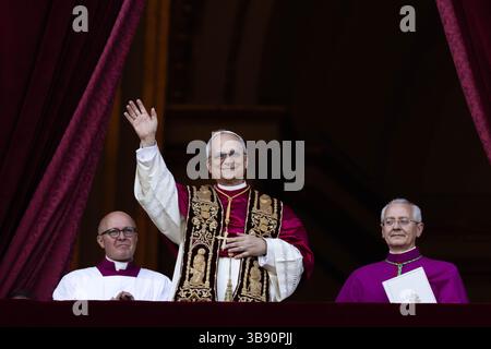 Vatikanstadt, Vaticano. 8 maggio 2025. Il neoeletto papa Leone XIV, l'americano Robert Prevost, appare sul balcone della Basilica di San Pietro in Vaticano dopo il conclave. Crediti: Oliver Weiken/dpa/Alamy Live News Foto Stock