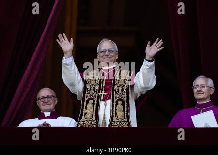 Vatikanstadt, Vaticano. 8 maggio 2025. Il neoeletto papa Leone XIV, l'americano Robert Prevost, appare sul balcone della Basilica di San Pietro in Vaticano dopo il conclave. Crediti: Oliver Weiken/dpa/Alamy Live News Foto Stock
