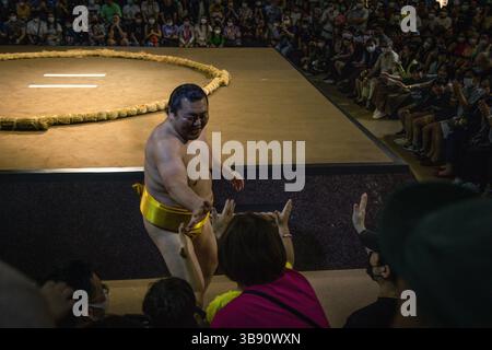 8 luglio 2023, Bangkok, Thailandia: Ex lottatore sumo giapponese Bungonishiki durante una mostra di sumo che celebra 136 anni di relazioni diplomatiche thailandesi-giapponesi fuori dal centro commerciale Siam Paragon. (Immagine di credito: © Wissarut Weerasopon/ZUMA Press Wire) Foto Stock