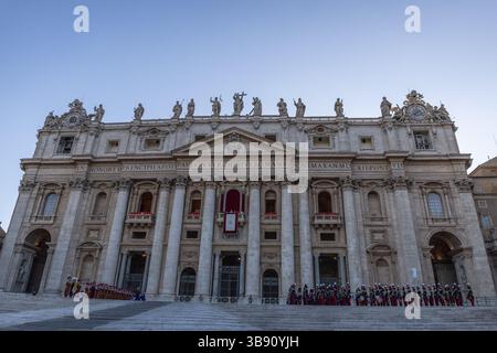 Vatikanstadt, Vaticano. 8 maggio 2025. Il neoeletto papa Leone XIV, l'americano Robert Prevost, appare sul balcone della Basilica di San Pietro in Vaticano dopo il conclave. Crediti: Oliver Weiken/dpa/Alamy Live News Foto Stock