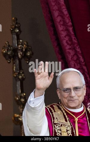 Vatikanstadt, Vaticano. 8 maggio 2025. Il neoeletto papa Leone XIV, l'americano Robert Prevost, appare sul balcone della Basilica di San Pietro in Vaticano dopo il conclave. Crediti: Marijan Murat/dpa/Alamy Live News Foto Stock