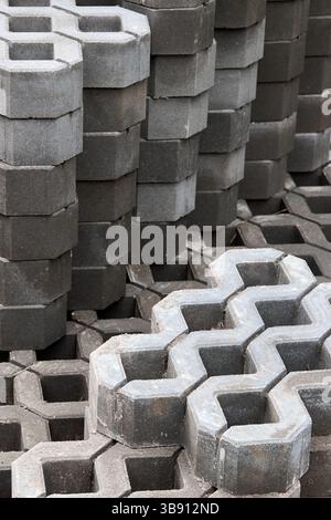 Piastrelle a scacchi di cemento di Un giardino con marciapiede in Palette. Pietre per pavimentazione a blocchi di erba sintetica. Grasscrete è un materiale ecologico per il vialetto Foto Stock