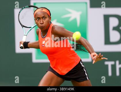 14 marzo 2023, Indian Wells, California, Stati Uniti: Il tennista americano COCO GAUFF ritorna un tiro contro la svedese Rebecca Peterson durante il BNP Paribas Open 2023 all'Indian Wells Tennis Garden di Indian Wells, California. Gauff ha vinto l'orologio 6-3, 1-6, 6-4. (Immagine di credito: © Charles Baus/CSM via ZUMA Press Wire) Foto Stock