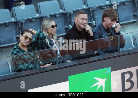 Roma, Italia. 8 maggio 2025. Francesco Totti con Noemi durante la partita di Fabio Fognini al torneo di tennis internazionali BNL d'Italia 2025 al foro Italico di Roma l'8 maggio 2025. Crediti: Insidefoto/Alamy Live News Foto Stock
