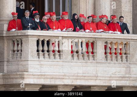 Vatikanstadt, Vaticano. 8 maggio 2025. I cardinali si alzano sul balcone del Vaticano dopo l'elezione del cardinale Prevost come 267° Papa. Crediti: Marijan Murat/dpa/Alamy Live News Foto Stock