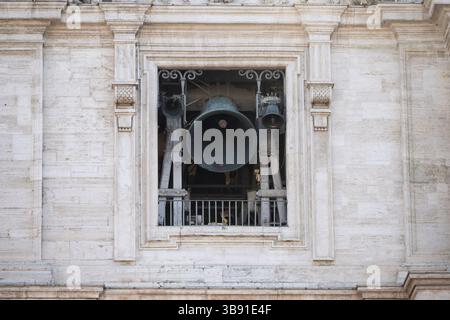 Vatikanstadt, Vaticano. 8 maggio 2025. Una campana suona dopo l'elezione del Cardinale Prevost come 267° Papa. Crediti: Marijan Murat/dpa/Alamy Live News Foto Stock
