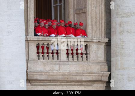 Vatikanstadt, Vaticano. 8 maggio 2025. I cardinali si alzano sul balcone del Vaticano dopo l'elezione del cardinale Prevost come 267° Papa. Crediti: Marijan Murat/dpa/Alamy Live News Foto Stock