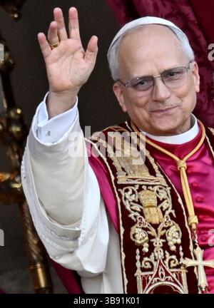 Vatikanstadt, Vaticano. 8 maggio 2025. Il neoeletto papa Leone XIV, l'americano Robert Prevost, appare sul balcone della Basilica di San Pietro in Vaticano dopo il conclave. Crediti: Marijan Murat/dpa/Alamy Live News Foto Stock