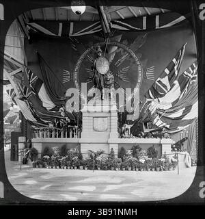Il Trofeo delle armi e la statua della Britannia all'ingresso principale della Royal Naval Exhibition, Chelsea. 1891. Foto Stock