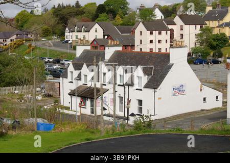Edifici bianchi a Portree, Scozia Foto Stock