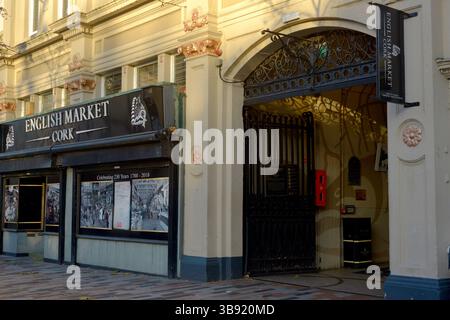 La facciata dell'edificio English Market Cork e l'entrata principale, lo storico mercato alimentare coperto nel centro della città, Cork City, County Cork, Irlanda, Europa Foto Stock