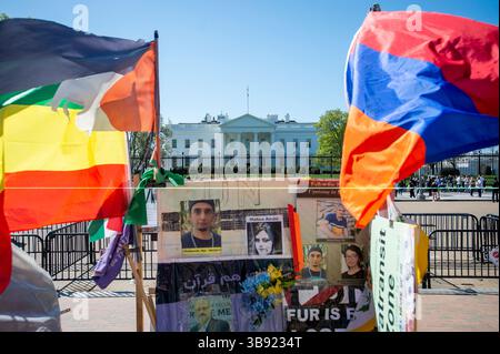 4 aprile 2023, Washington, District of Columbia, USA: Le persone si dedicano alla loro vita quotidiana mentre visitano fuori dalla Casa Bianca di Washington DC, martedì 4 aprile 2023, mentre l'ex presidente Donald Trump viene arrestato e incriminato al Manhattan Criminal Court di New York City su 34 capi di accusa derivanti da pagamenti di denaro alla star del cinema adulto Stormy Daniels prima delle elezioni presidenziali del 2016 (immagine di credito: © Rod Lamkey/CNP via ZUMA Press Wire) Foto Stock