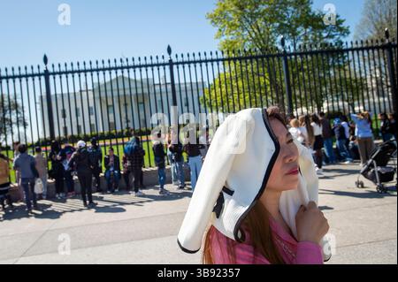 4 aprile 2023, Washington, District of Columbia, USA: Le persone si dedicano alla loro vita quotidiana mentre visitano fuori dalla Casa Bianca di Washington DC, martedì 4 aprile 2023, mentre l'ex presidente Donald Trump viene arrestato e incriminato al Manhattan Criminal Court di New York City su 34 capi di accusa derivanti da pagamenti di denaro alla star del cinema adulto Stormy Daniels prima delle elezioni presidenziali del 2016 (immagine di credito: © Rod Lamkey/CNP via ZUMA Press Wire) Foto Stock